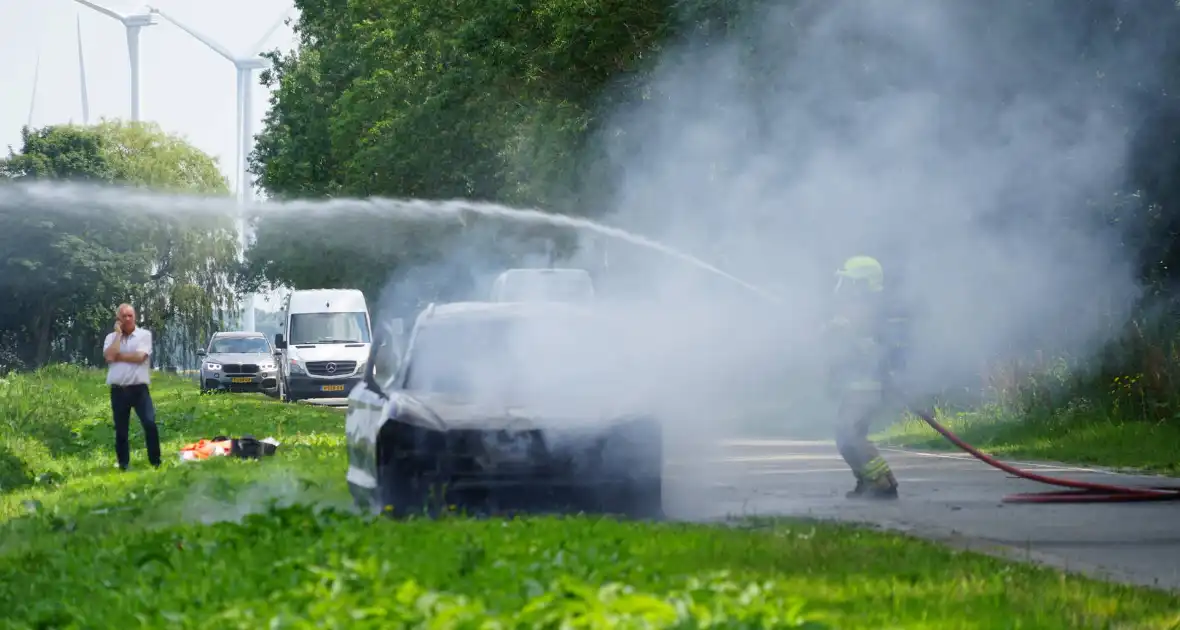 Personenauto vliegt tijdens rijden in brand - Foto 3