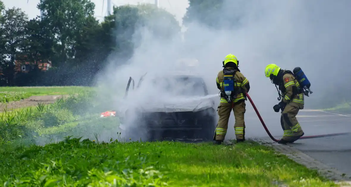 Personenauto vliegt tijdens rijden in brand - Foto 5