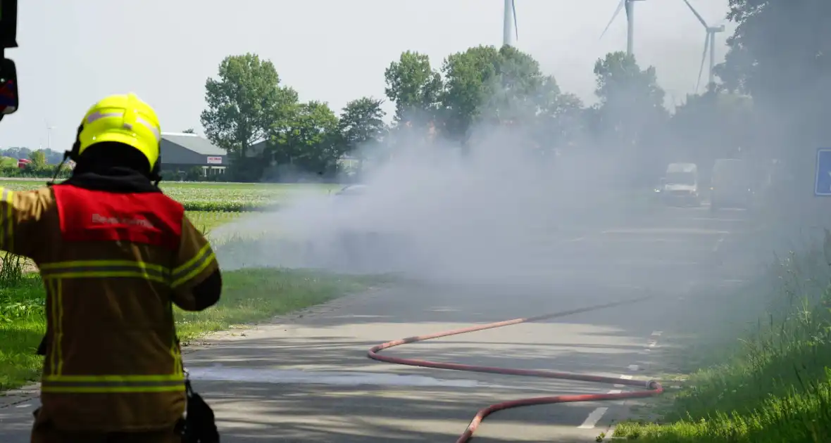 Personenauto vliegt tijdens rijden in brand - Foto 6