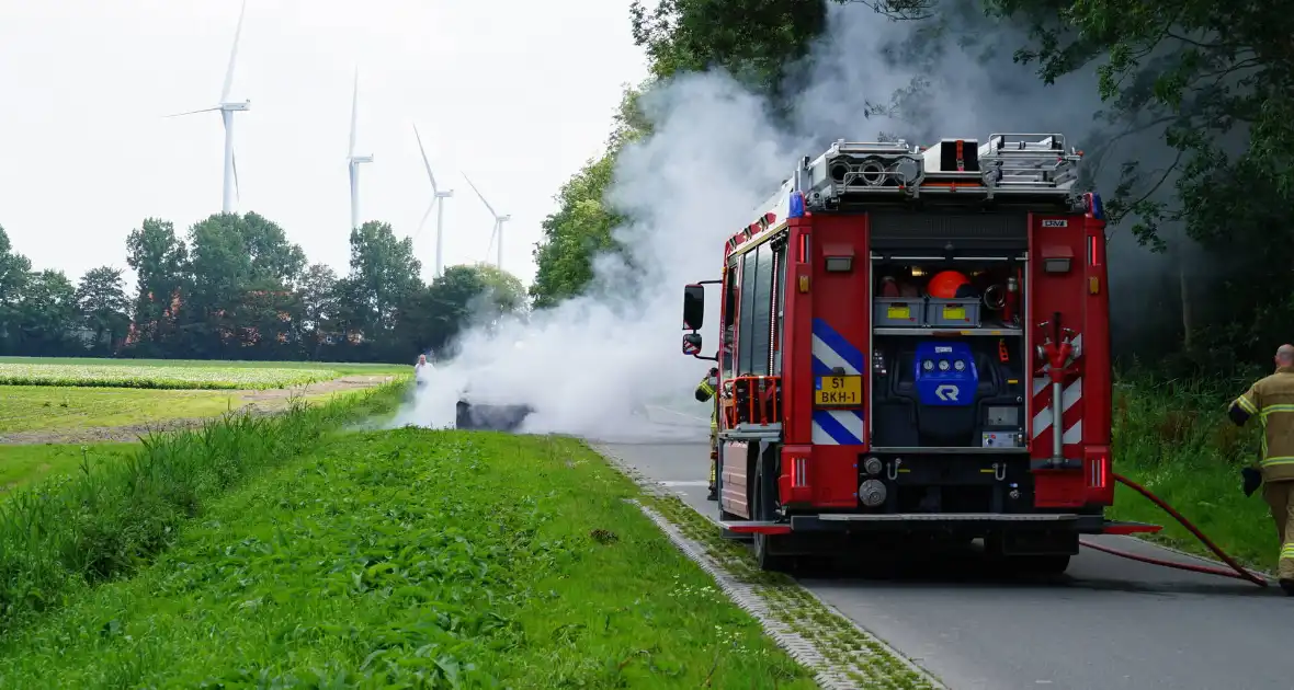 Personenauto vliegt tijdens rijden in brand - Foto 7