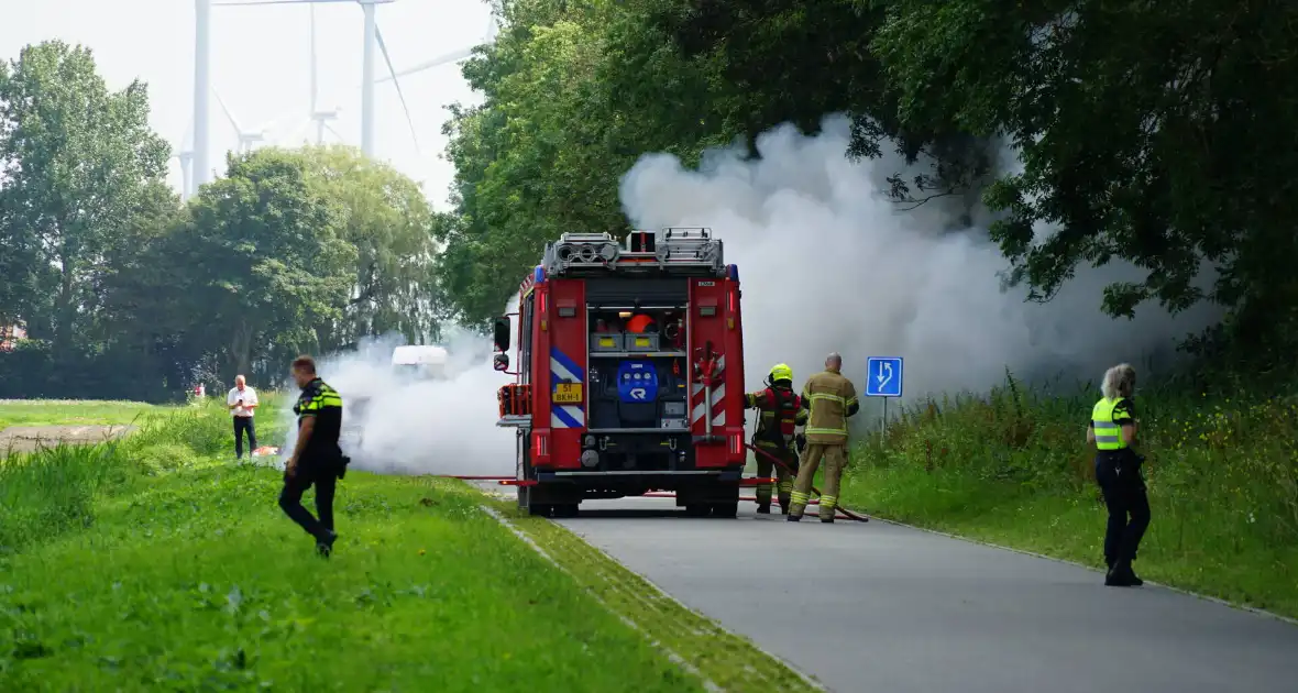 Personenauto vliegt tijdens rijden in brand - Foto 8