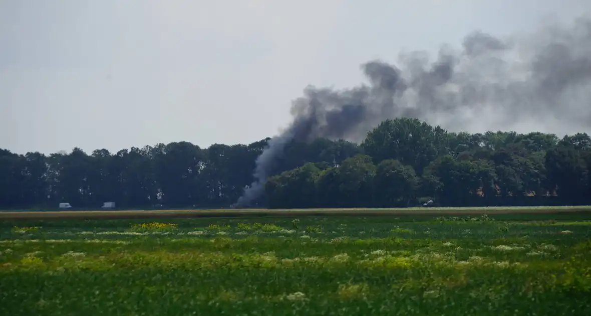 Personenauto vliegt tijdens rijden in brand - Foto 9