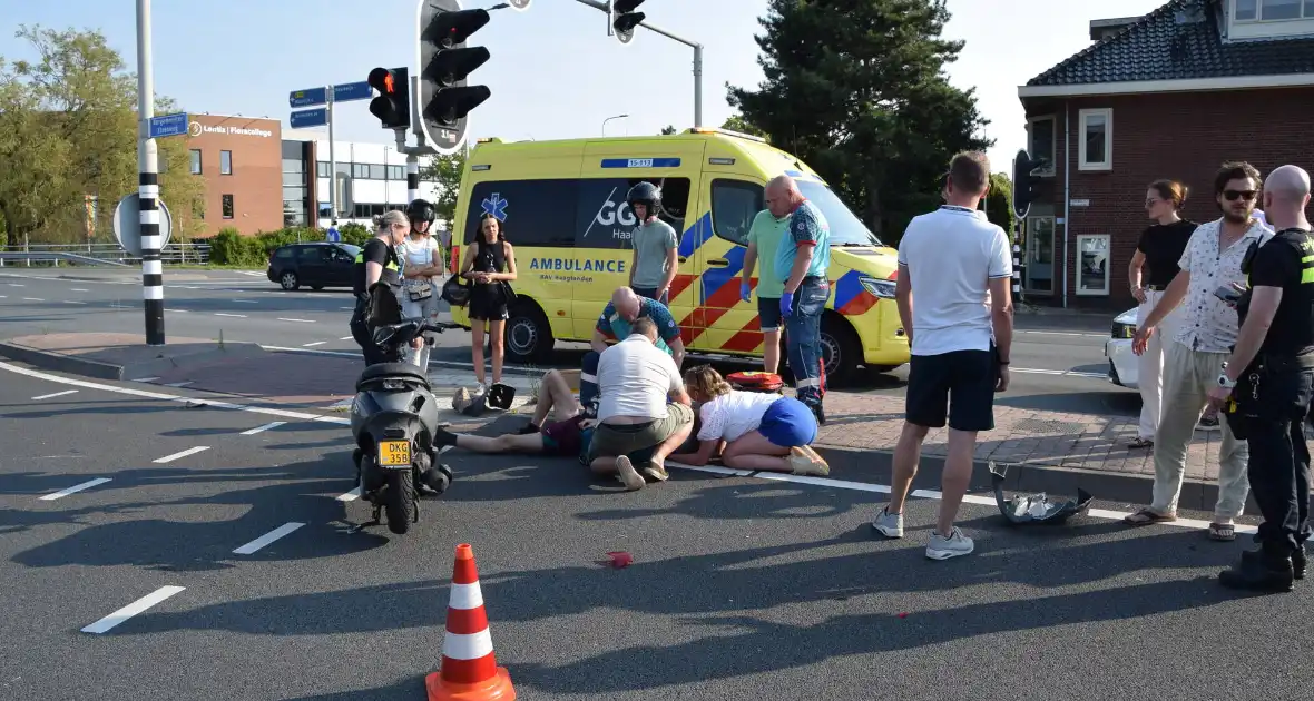 Scooterrijder gewond bij aanrijding met bakwagen