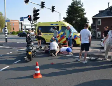 Scooterrijder gewond bij aanrijding met bakwagen