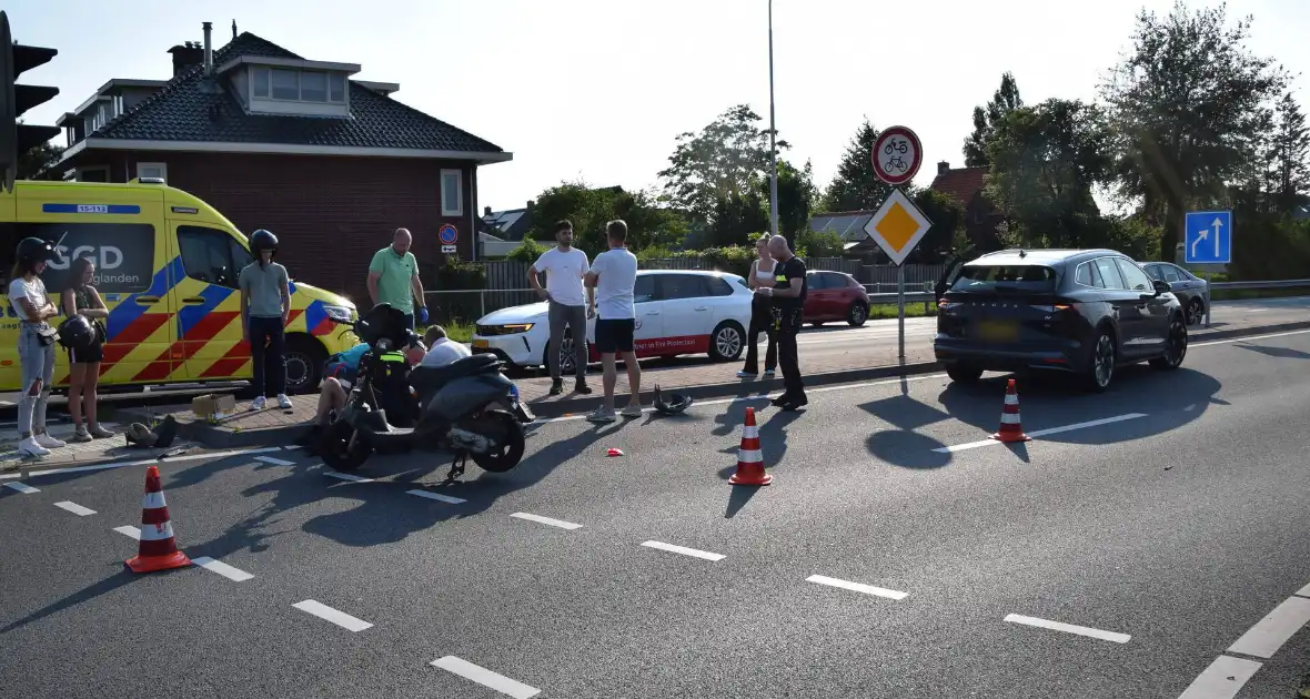 Scooterrijder gewond bij aanrijding met bakwagen - Foto 1