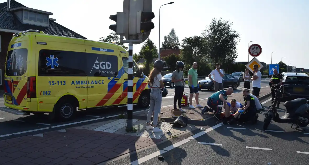 Scooterrijder gewond bij aanrijding met bakwagen - Foto 2