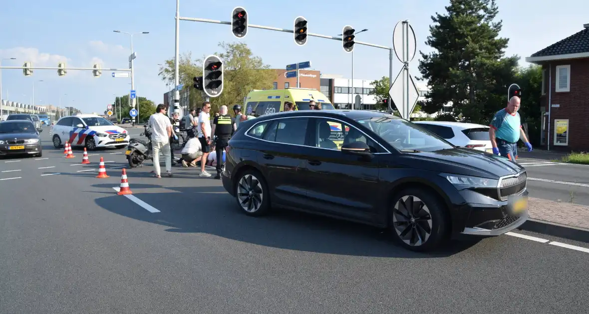 Scooterrijder gewond bij aanrijding met bakwagen - Foto 3