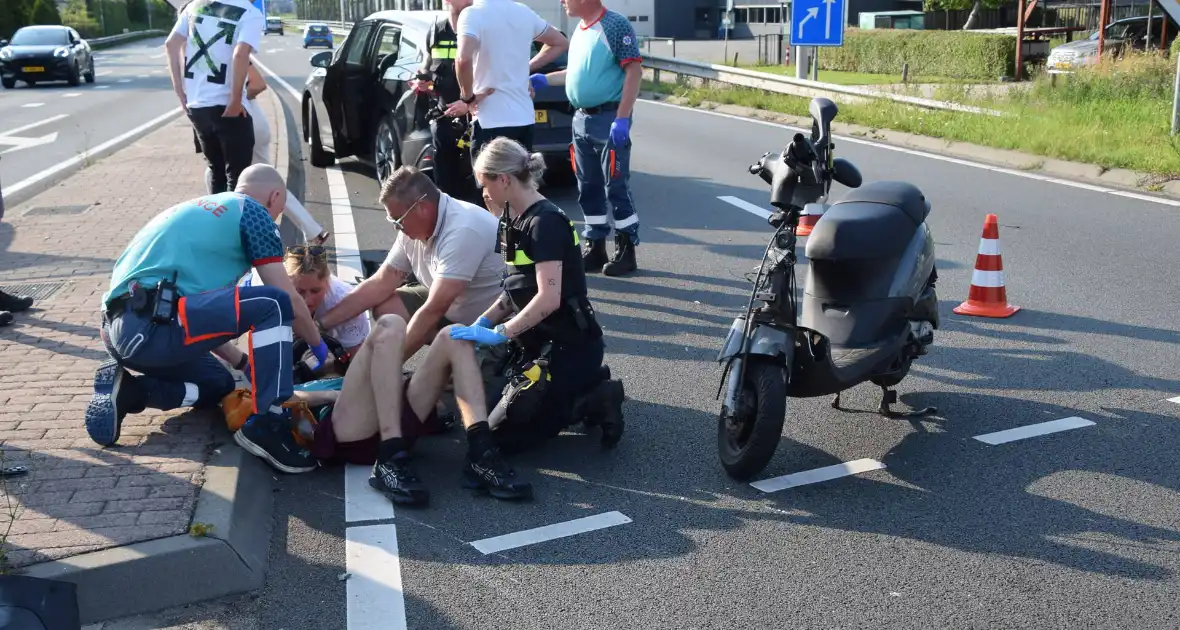 Scooterrijder gewond bij aanrijding met bakwagen - Foto 4