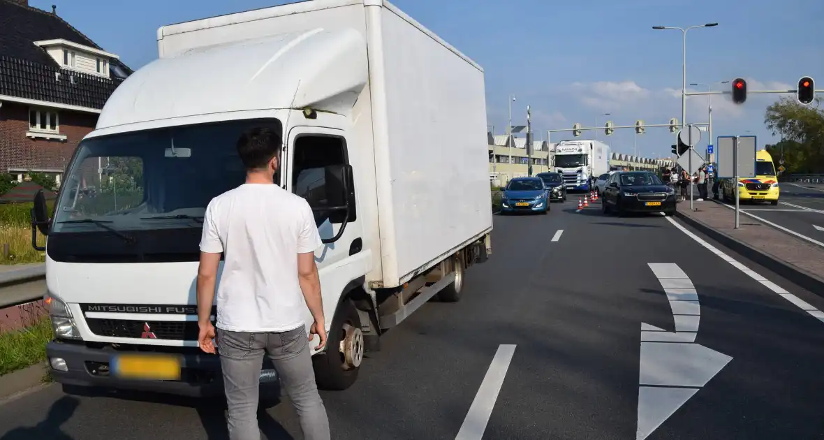 Scooterrijder gewond bij aanrijding met bakwagen - Foto 5