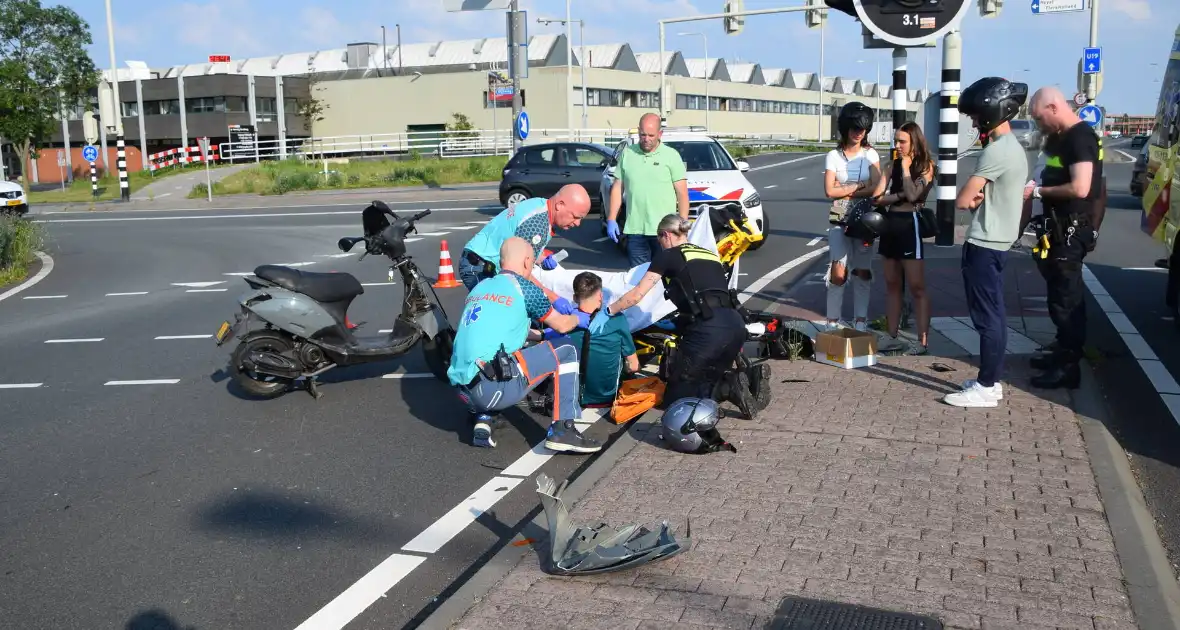 Scooterrijder gewond bij aanrijding met bakwagen - Foto 6
