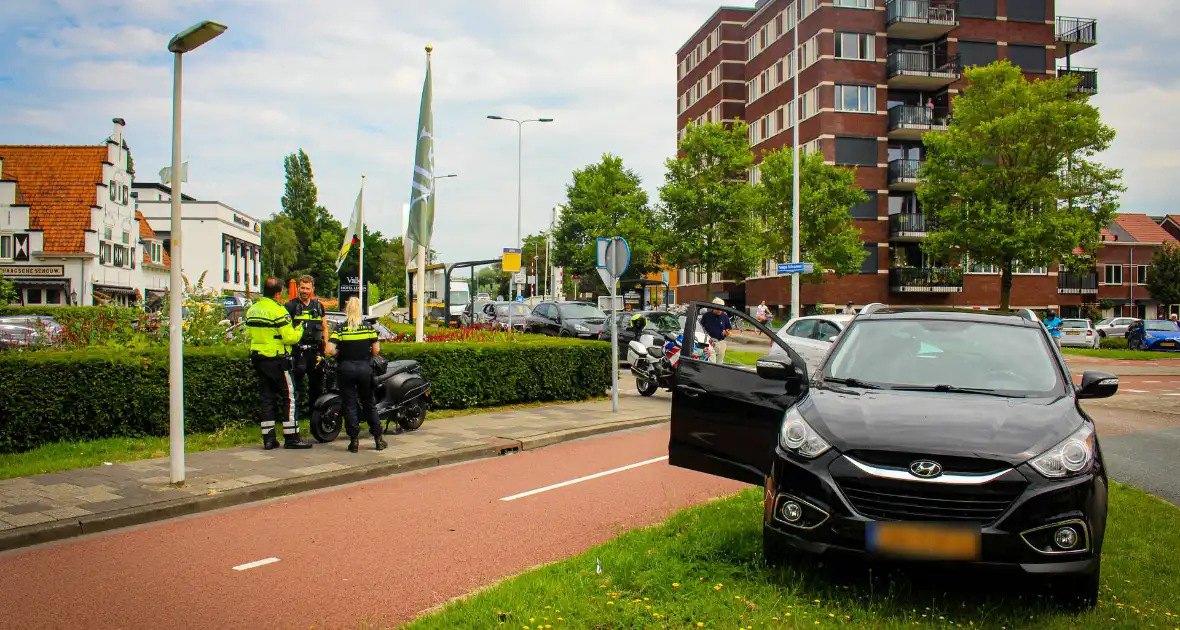 Scooterrijder gewond door botsing met auto op rotonde