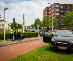 Scooterrijder gewond door botsing met auto op rotonde