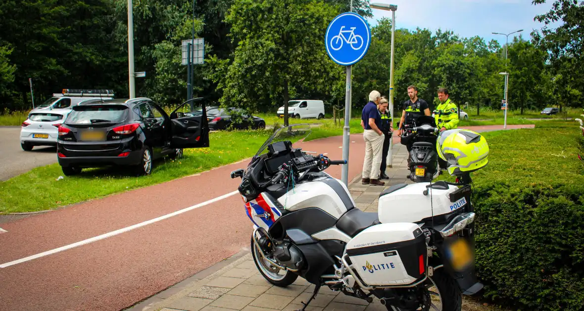 Scooterrijder gewond door botsing met auto op rotonde - Foto 1