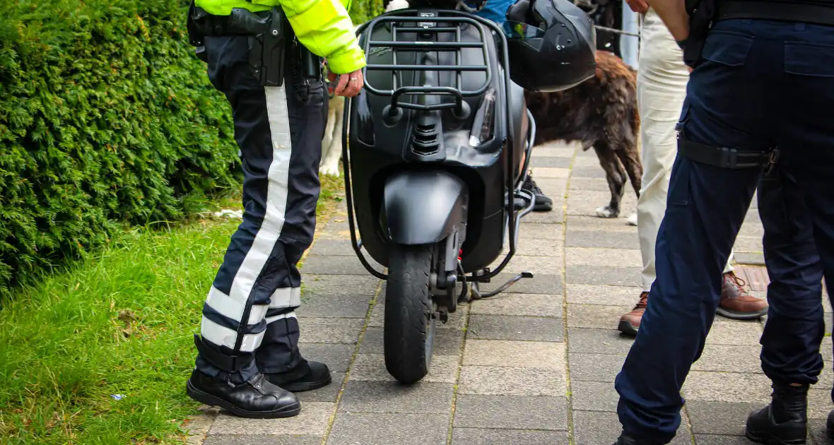 Scooterrijder gewond door botsing met auto op rotonde - Foto 3