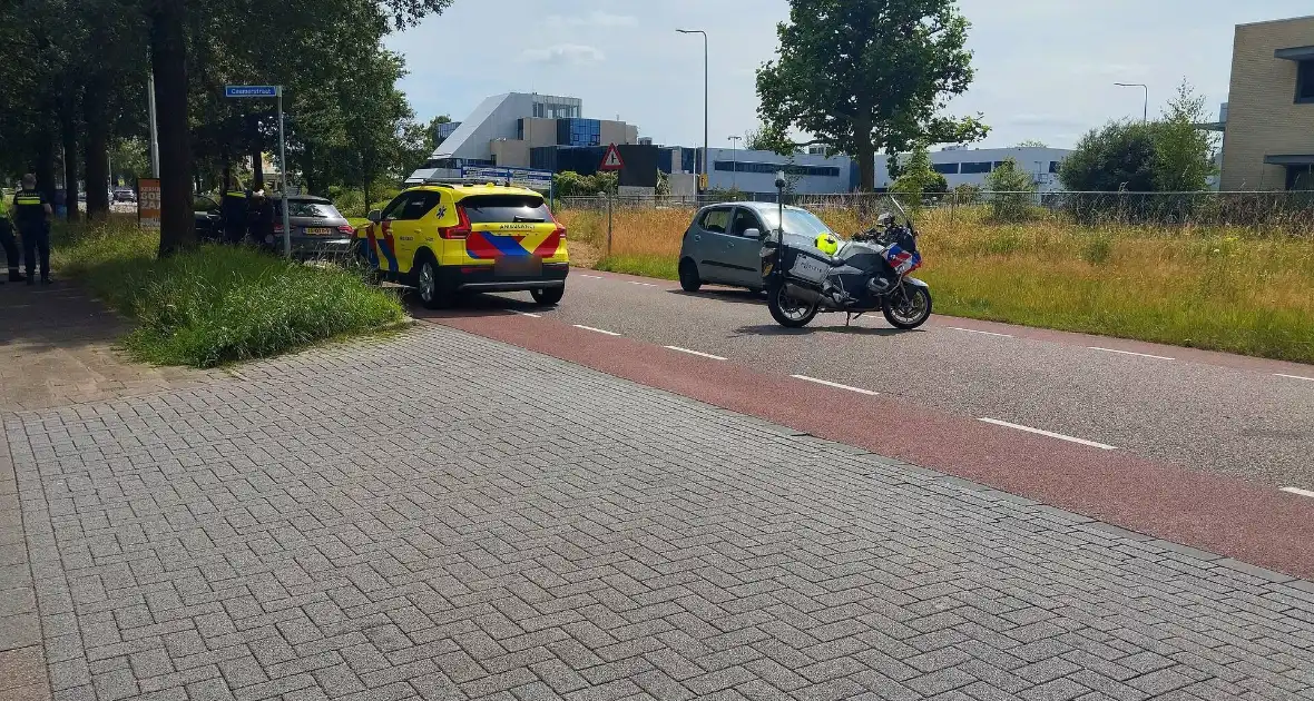 Frontale botsing tussen twee voertuigen - Foto 1