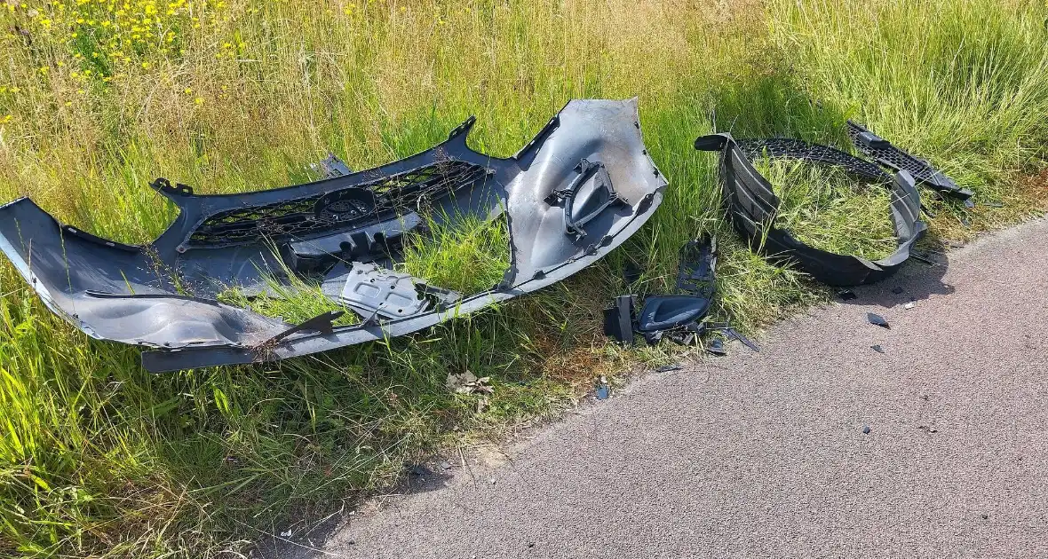 Frontale botsing tussen twee voertuigen - Foto 2