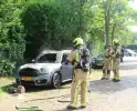 Personenauto vat al rijdend vlam