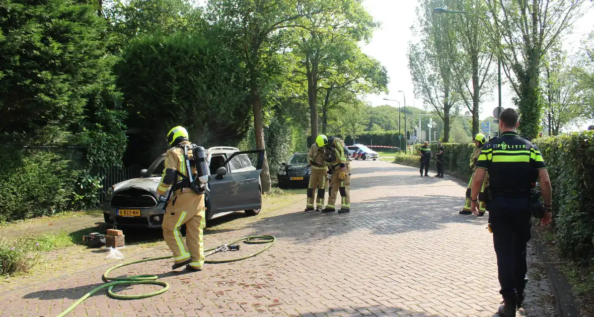 Personenauto vat al rijdend vlam - Foto 10