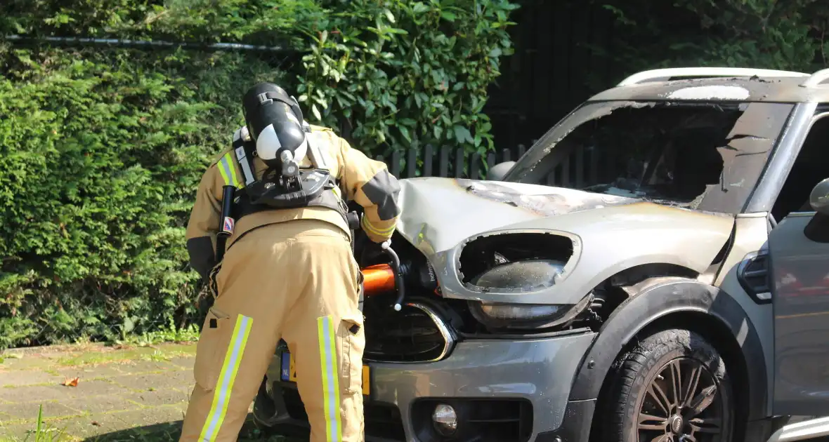 Personenauto vat al rijdend vlam - Foto 11