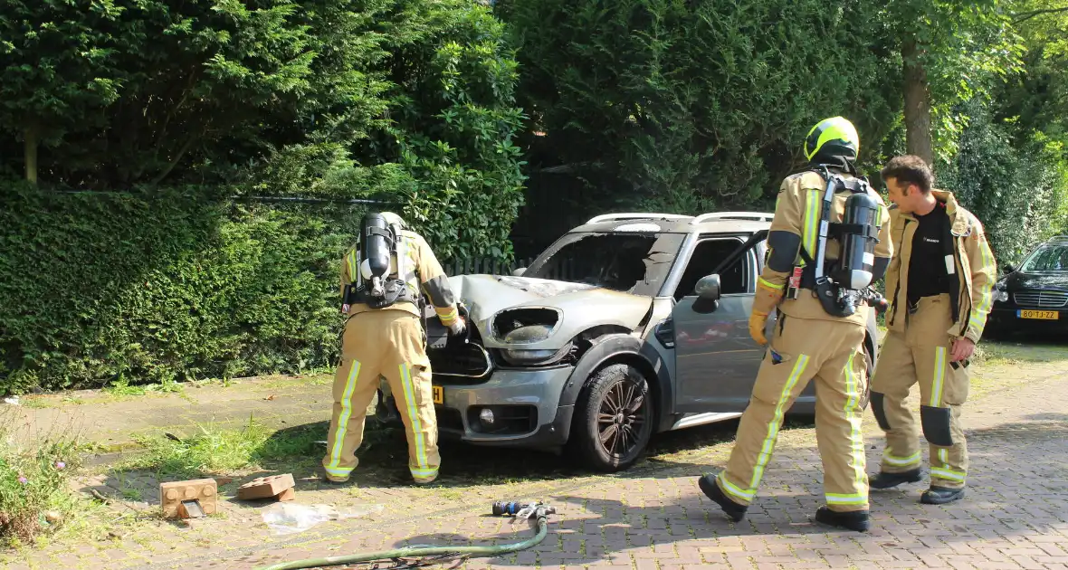 Personenauto vat al rijdend vlam - Foto 12