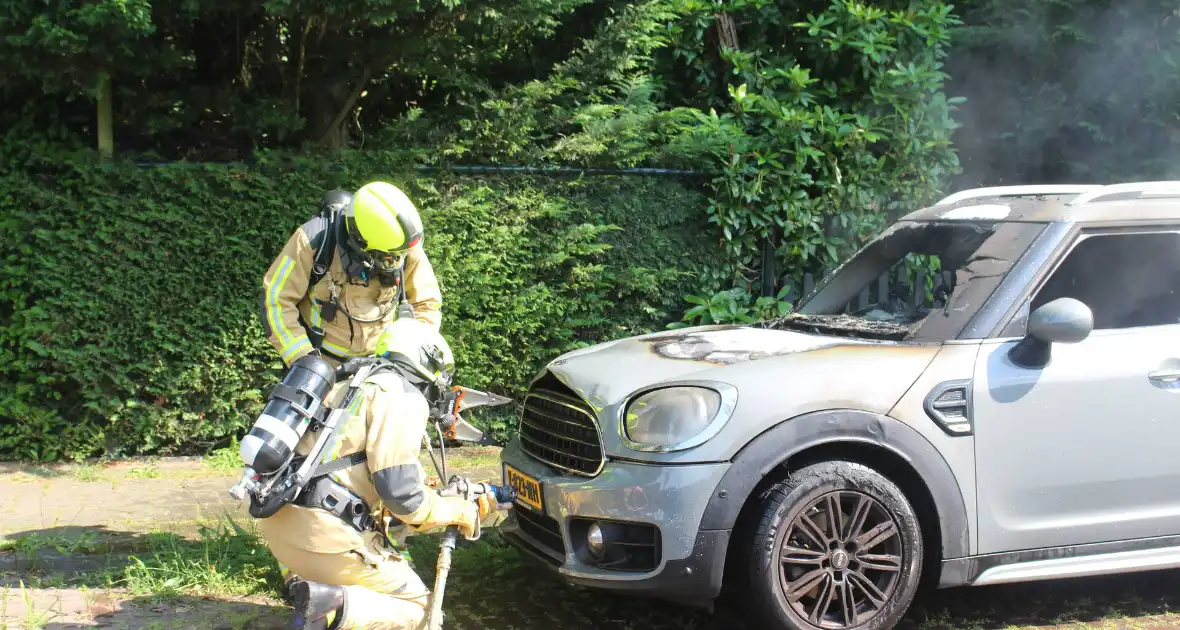 Personenauto vat al rijdend vlam - Foto 4