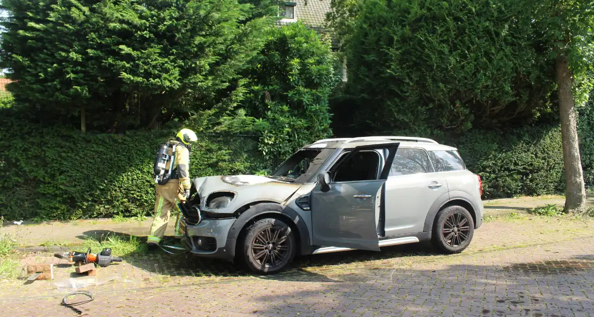 Personenauto vat al rijdend vlam - Foto 8