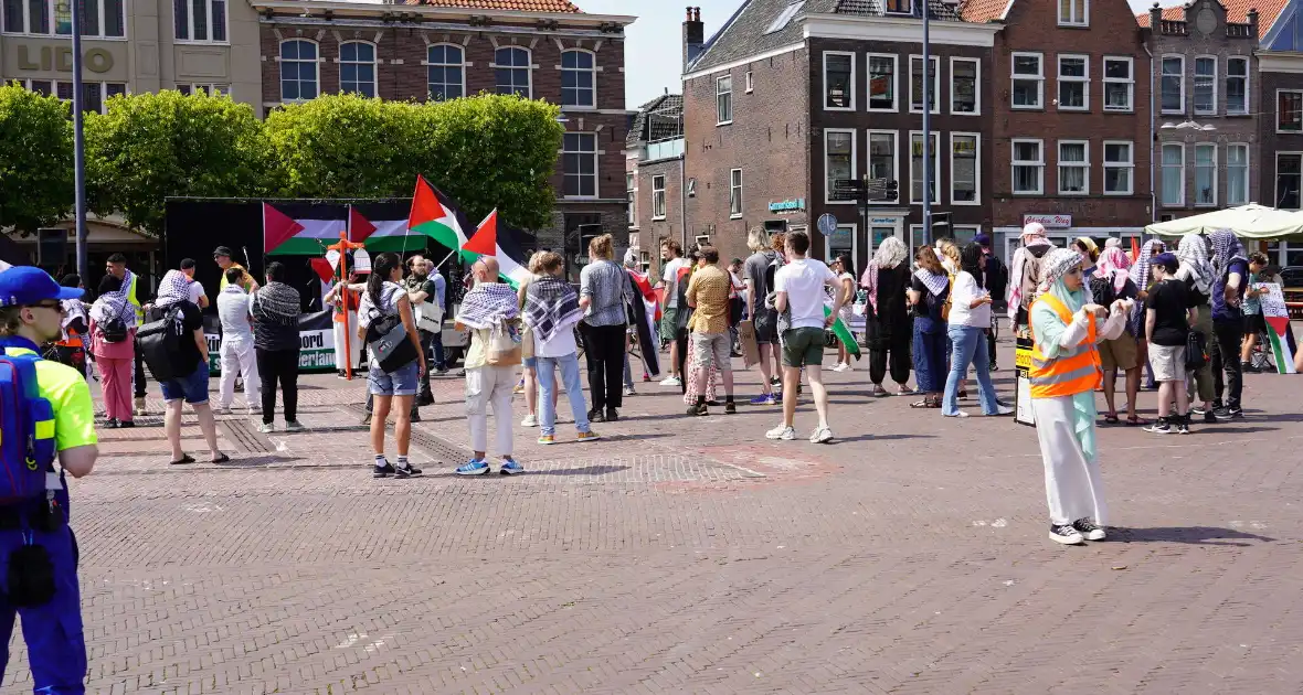 Grote groep mensen aanwezig bij pro-Palestina demonstratie