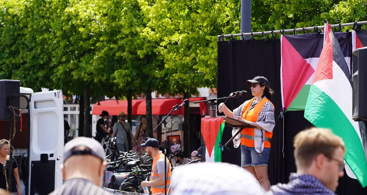 Grote groep mensen aanwezig bij pro-Palestina demonstratie - Foto 1