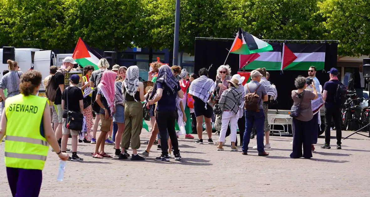Grote groep mensen aanwezig bij pro-Palestina demonstratie - Foto 10