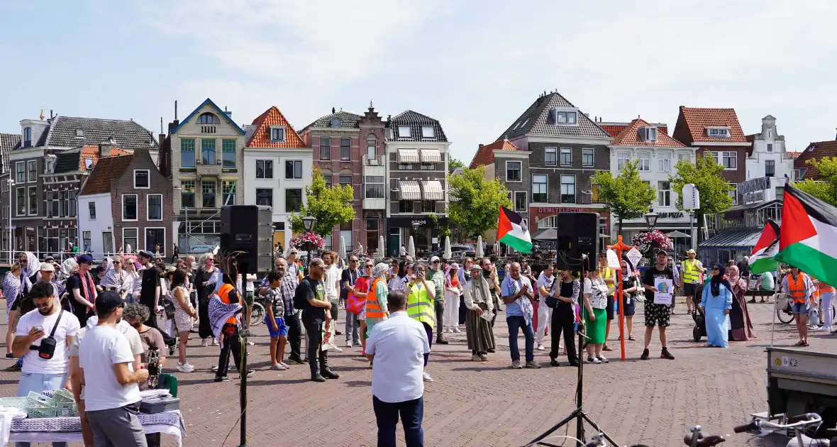 Grote groep mensen aanwezig bij pro-Palestina demonstratie - Foto 2