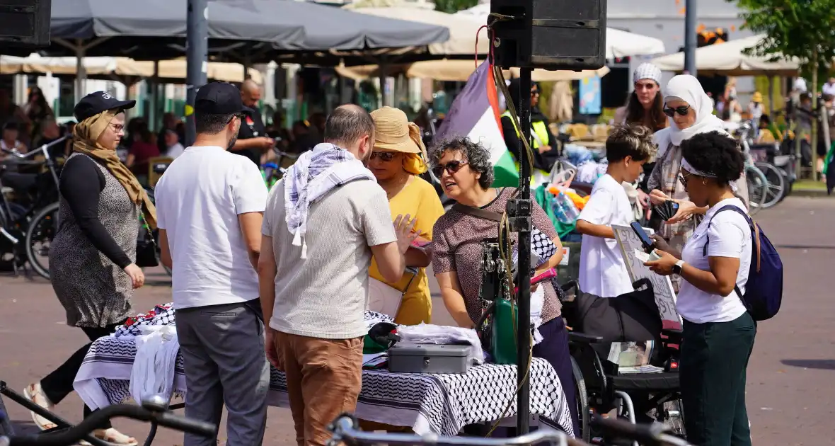 Grote groep mensen aanwezig bij pro-Palestina demonstratie - Foto 3