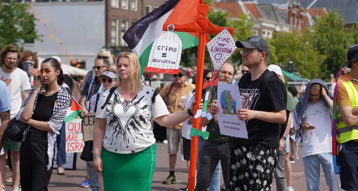 Grote groep mensen aanwezig bij pro-Palestina demonstratie - Foto 4