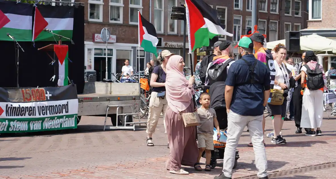 Grote groep mensen aanwezig bij pro-Palestina demonstratie - Foto 6