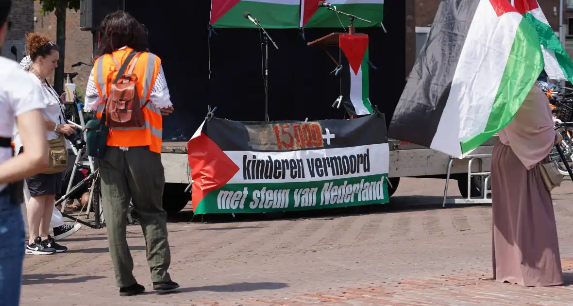 Grote groep mensen aanwezig bij pro-Palestina demonstratie - Foto 7