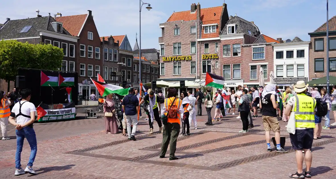 Grote groep mensen aanwezig bij pro-Palestina demonstratie - Foto 8