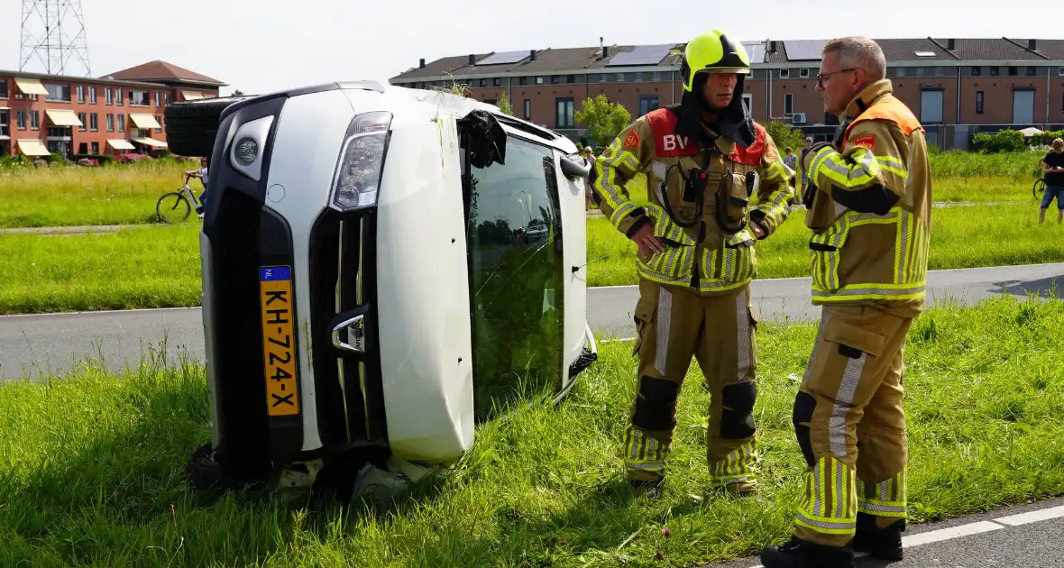 Oudere man belandt met auto op de zij