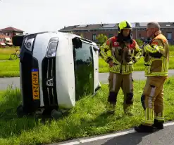 Oudere man belandt met auto op de zij