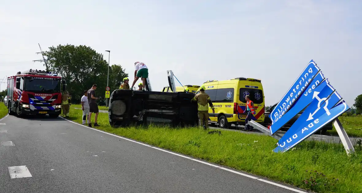 Oudere man belandt met auto op de zij - Foto 2