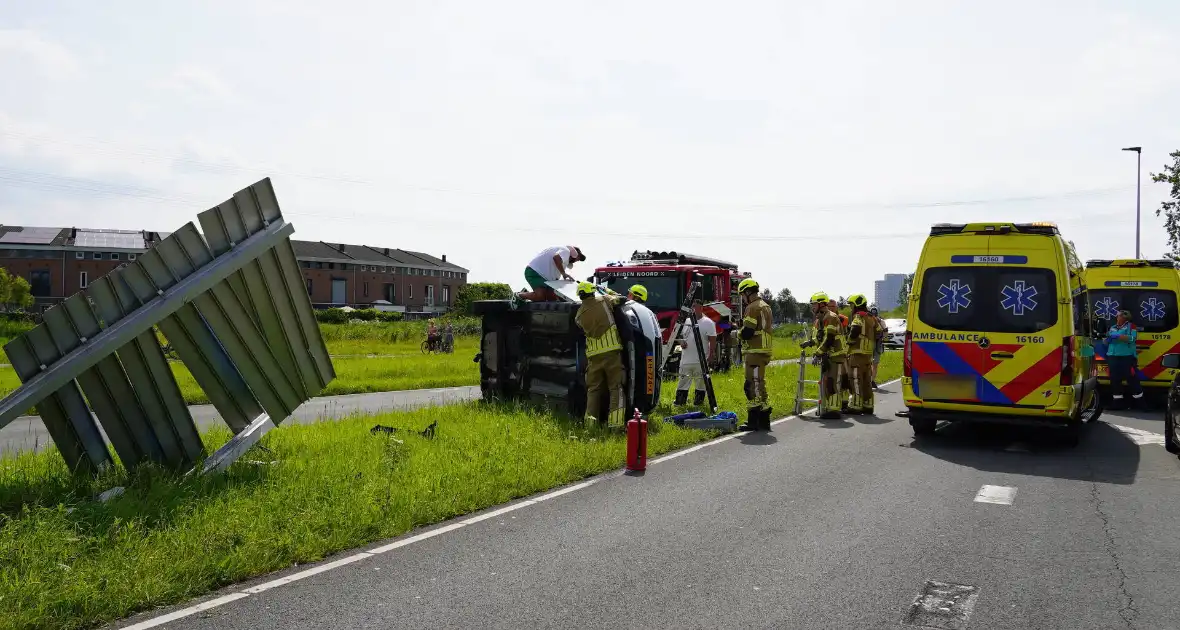 Oudere man belandt met auto op de zij - Foto 3