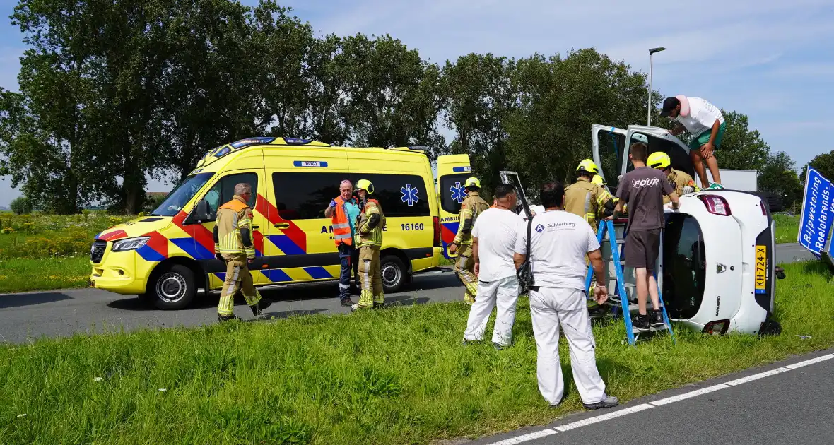 Oudere man belandt met auto op de zij - Foto 4