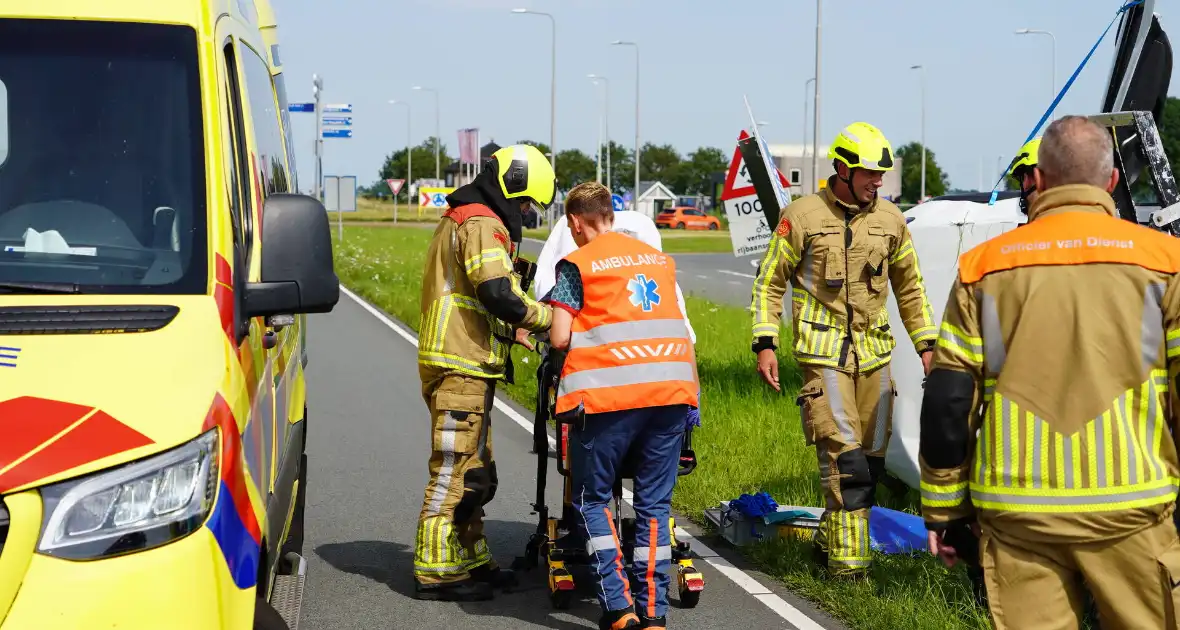 Oudere man belandt met auto op de zij - Foto 5