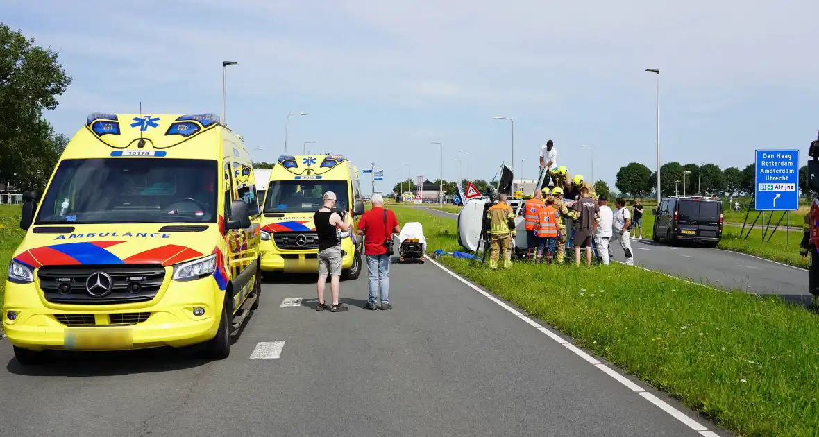 Oudere man belandt met auto op de zij - Foto 6