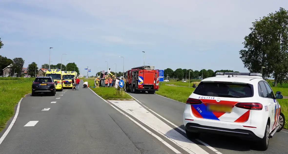 Oudere man belandt met auto op de zij - Foto 7