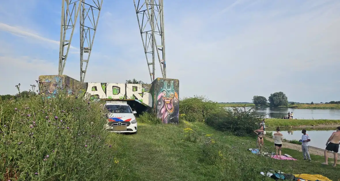 Zoektocht naar persoon te water in Nederrijn