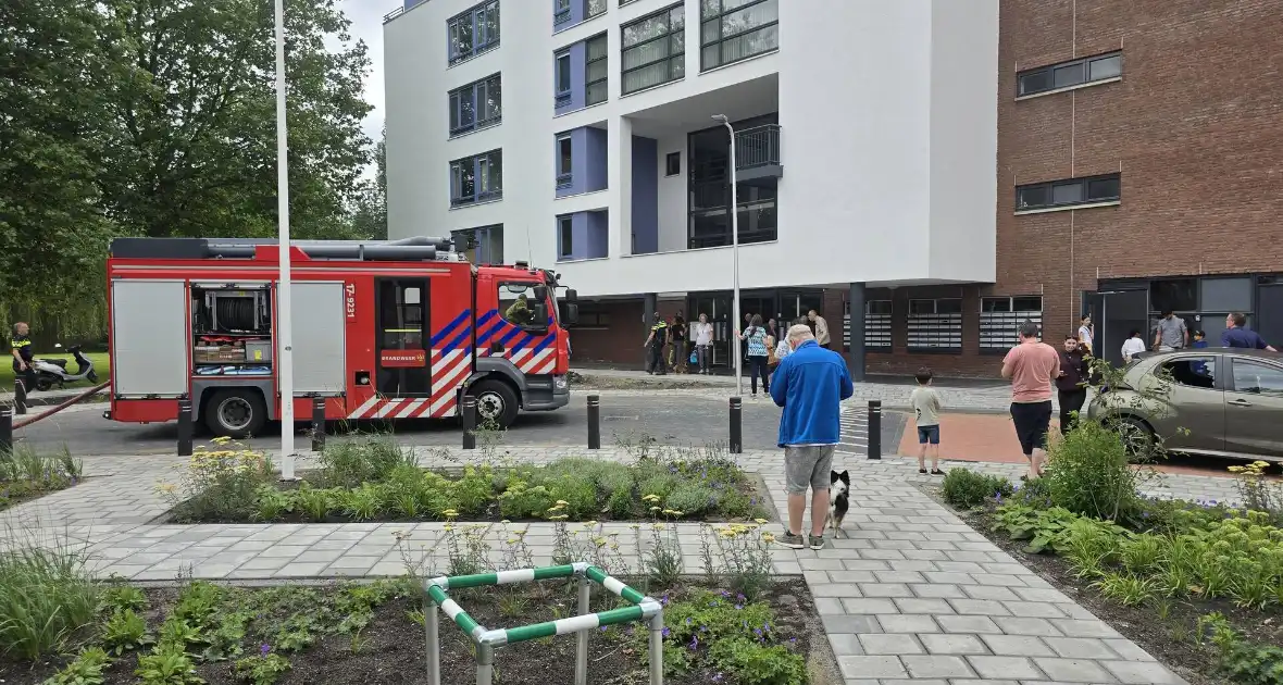 Brandweer ontruimd flatgebouw