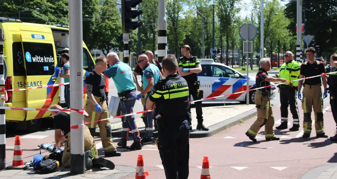 Hulpdiensten groots ingezet voor waaronder een traumateam voor incident op straat - Foto 3