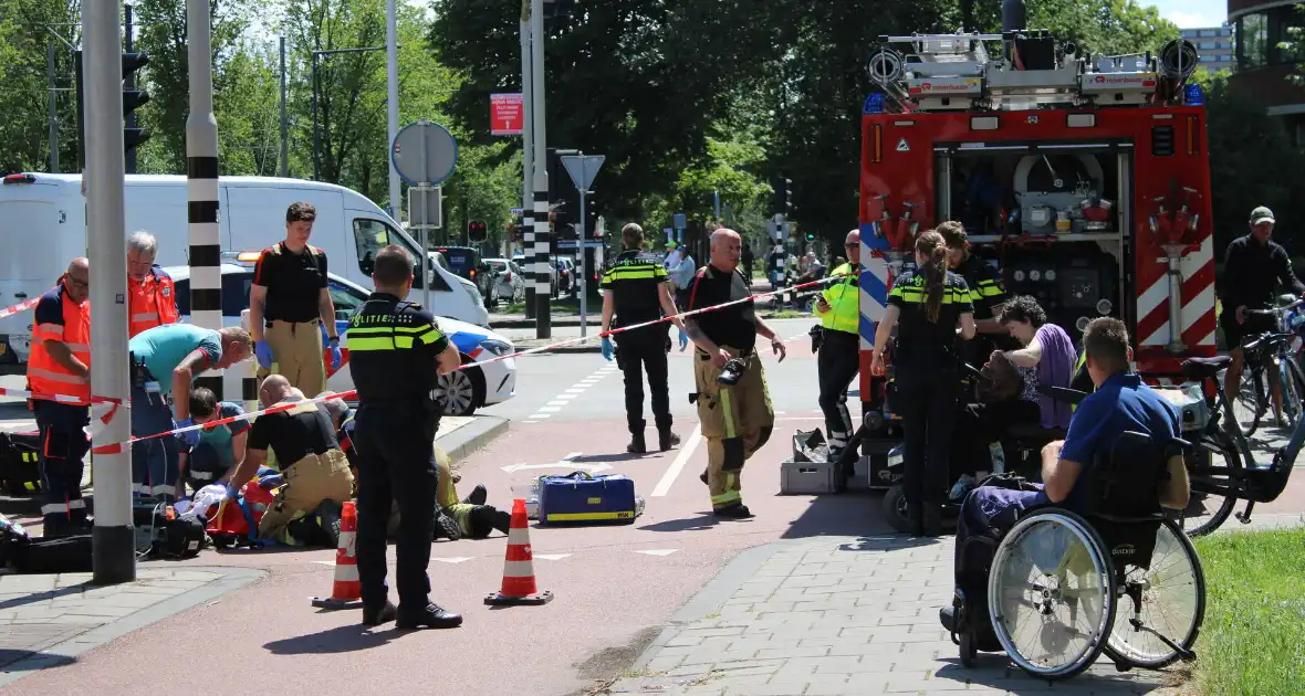 Hulpdiensten groots ingezet voor waaronder een traumateam voor incident op straat - Foto 6