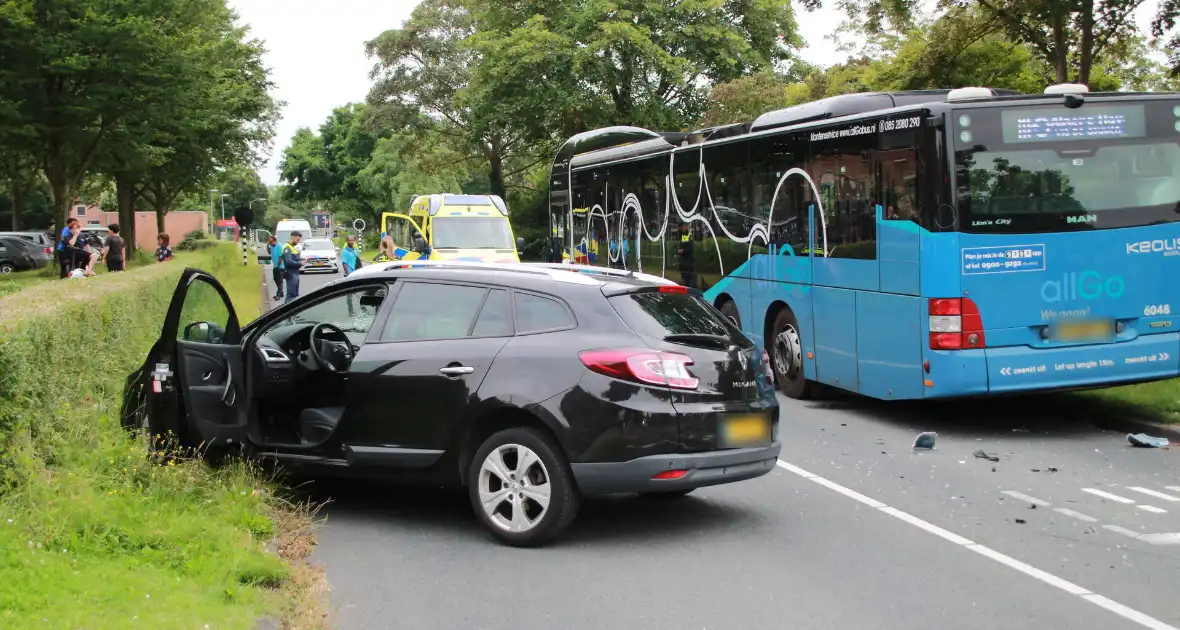 Flinke ravage bij ongeval tussen lijnbus en personenauto