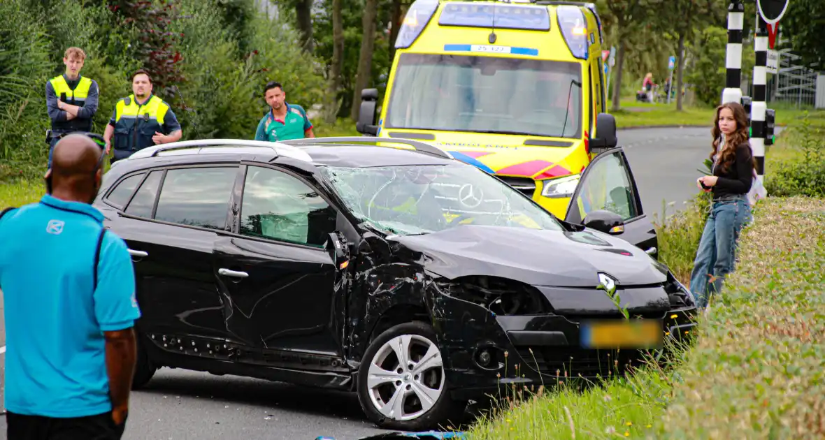 Flinke ravage bij ongeval tussen lijnbus en personenauto - Foto 1