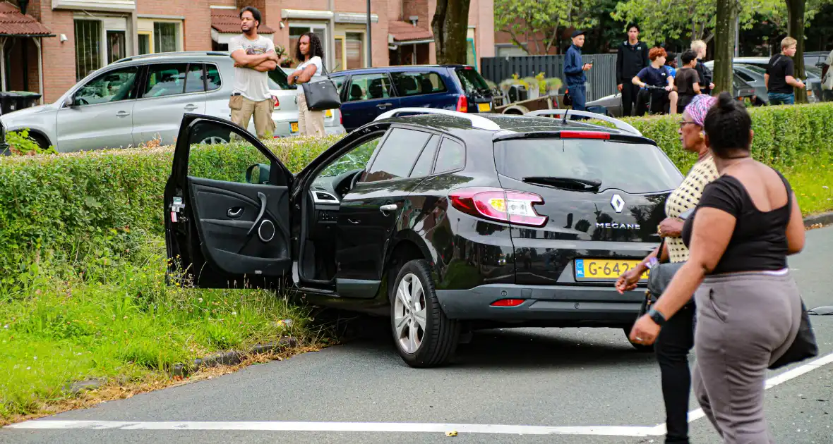 Flinke ravage bij ongeval tussen lijnbus en personenauto - Foto 2